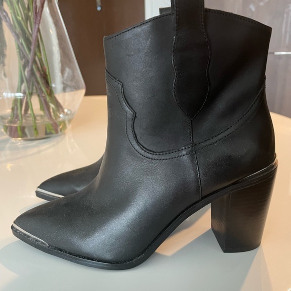 Steve Madden Shoes - Cowboy boots (ankle) size 7 Steve Madden